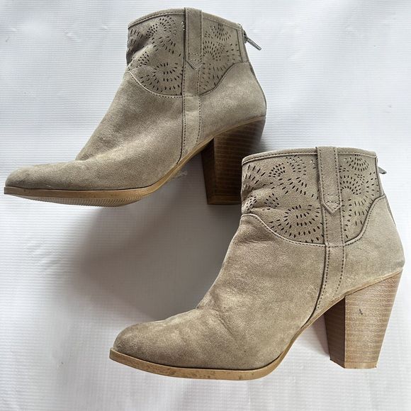 Qupid Taupe Faux Suede Booties with Heel size 8 - Picture 3 of 8